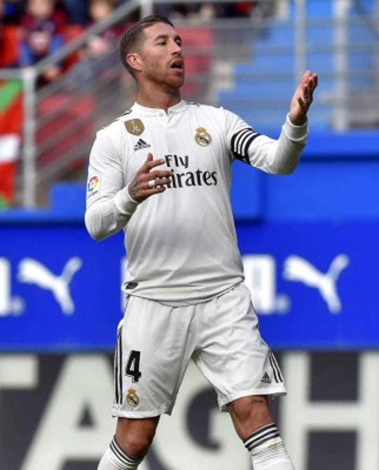 Sergio Ramos reclamando a sus compañeros durante el partido. El capitán merengue jugó muy mal en Eibar.