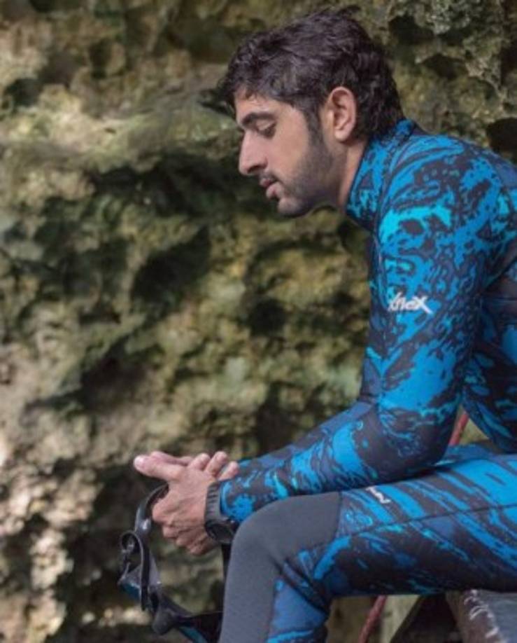 Se le estima un patrimonio de 14.000 millones de euros. En 2004 se casó en segundas nupcias con la princesa Haya de Jordania, hija del rey Hussein de Jordania.