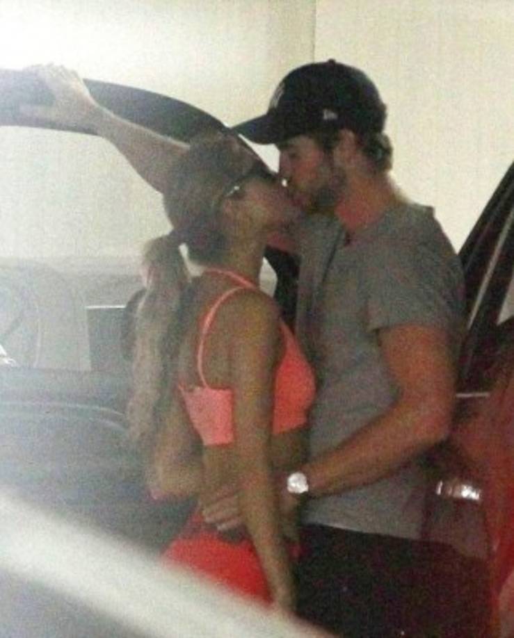 El actor australiano Liam Hemsworth sostuvo un breve, pero sonado romance con la actriz.
