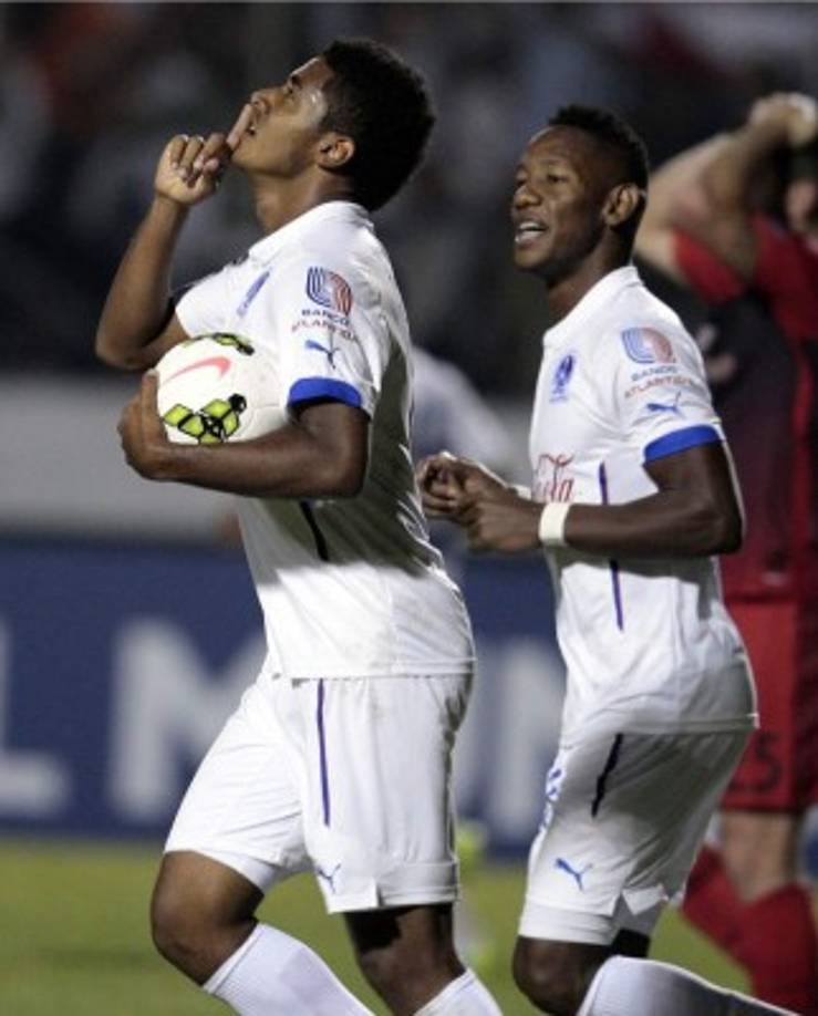 'Choco' Lozano festejando su segundo gol del partido y tercero del Olimpia.