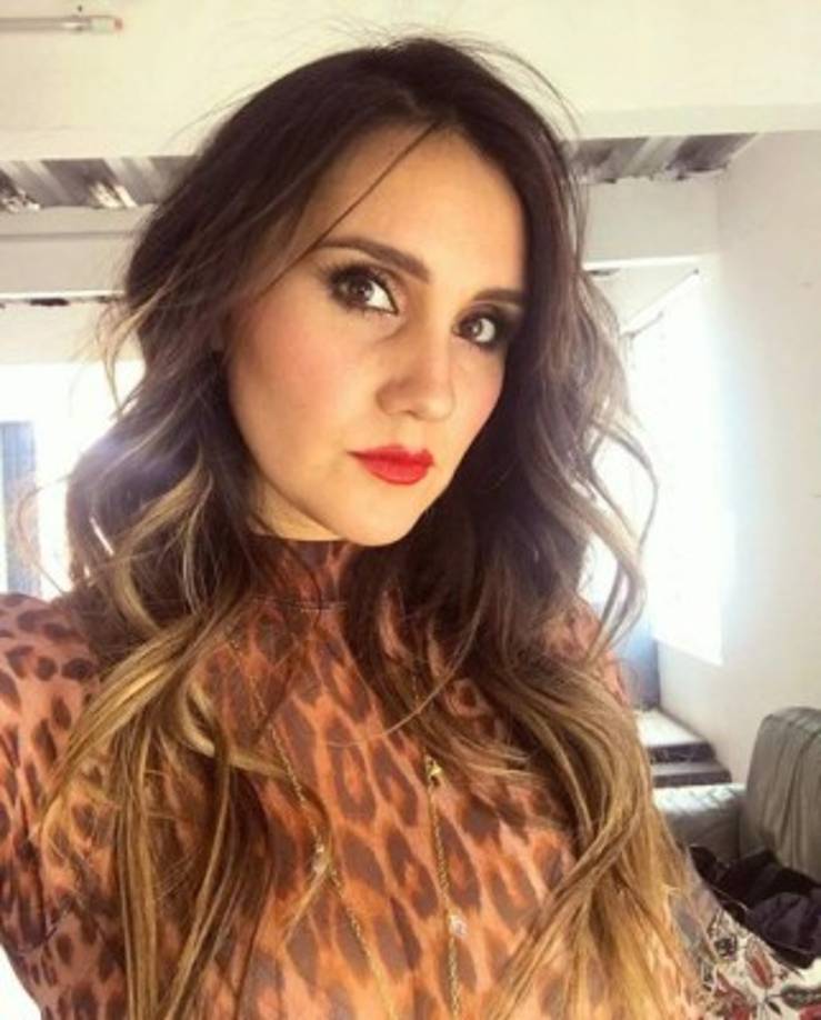 Espinosa comentó que solo pensaba en desconectarse del mundo. Mientras se daba un respiro, continuó escribiendo, y esas canciones sirvieron para lanzarse como cantante solista.