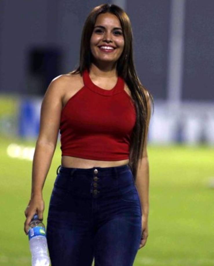 La bella periodista deportiva Yulia Posas no se perdió el partido entre Real España y UPN.