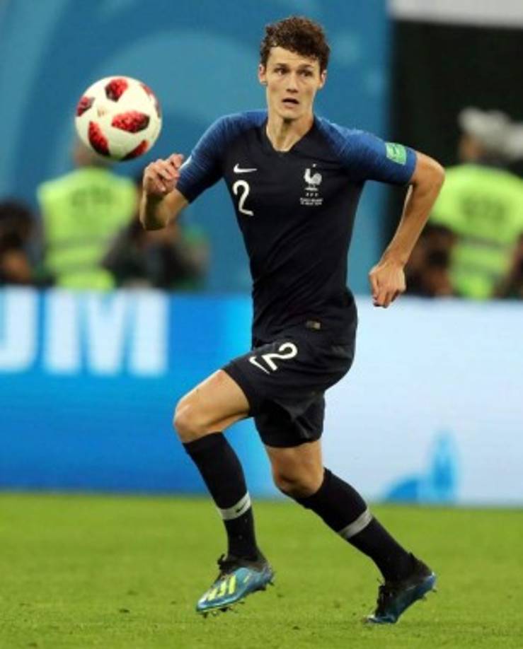 Según Sky Sport, el FC Barcelona piensa en la contratación de Benjamin Pavard, marcador y lateral derecho campeón del mundo con Francia, bajo contrato en el Stuttgart. Hasta ahora el Bayern Múnich se perfilaba como el destino del jugador. De hecho se especuló con un acuerdo entre el jugador y la institución muniquesa para el próximo verano, cuando se activará una cláusula de rescisión de 35 millones de euros.