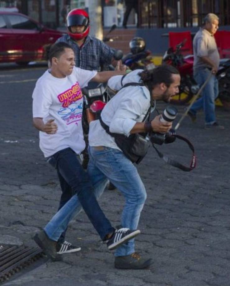 Los manifestantes lanzaron piedras y morteros a los antimotines en los alrededores de la Universidad Nacional Agraria (UNA), al norte de Managua, donde resultaron heridos varios periodistas que daban cobertura a las manifestaciones mientras que otros fueron despojados de sus cámaras.