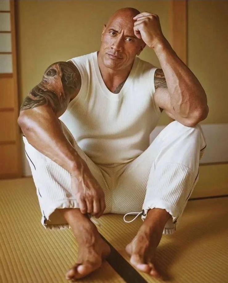 2012: Dwayne Johnson, también conocido como La Roca, es actor, luchador, productor y modelo.