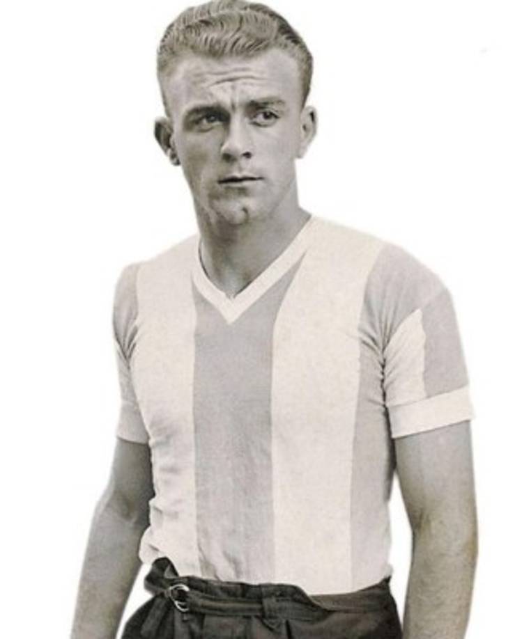 Alfredo Di Stefano: Nació en Buenos Aires, Argentina, pero se naturalizó Español y es considerado uno de los mejores futbolistas de todos los tiempos. Sin embargo se une a la curiosa lista de los jugadores que han disputado encuentros con dos selecciones distintas, en este caso el legendario jugador disputó seis partidos con la selección Argentina .