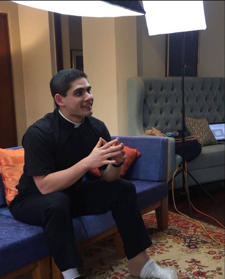 Tomás salió del seminario y se puso a trabajar con su papá, lo que lo llevó directamente a involucrarse en las redes sociales del negocio. Por su parte, Massiel decidió retirase del convento y como cualquier joven, abrió sus redes sociales, ambos conectaron y allí dieron inicio a su relación.