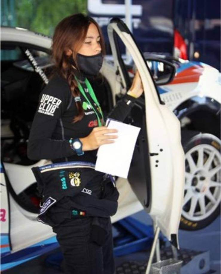 Inmediatamente, todos los equipos de la Peugeot Rally Cup Ibérica (entre ellos, los nuevos abanderados del Rally Team Spain en el Europeo, Pep Bassas y Axel Coronado) han decidido en consenso dar la prueba por finalizada después de la primera sección, como muestra de luto y respeto a la memoria de Laura.