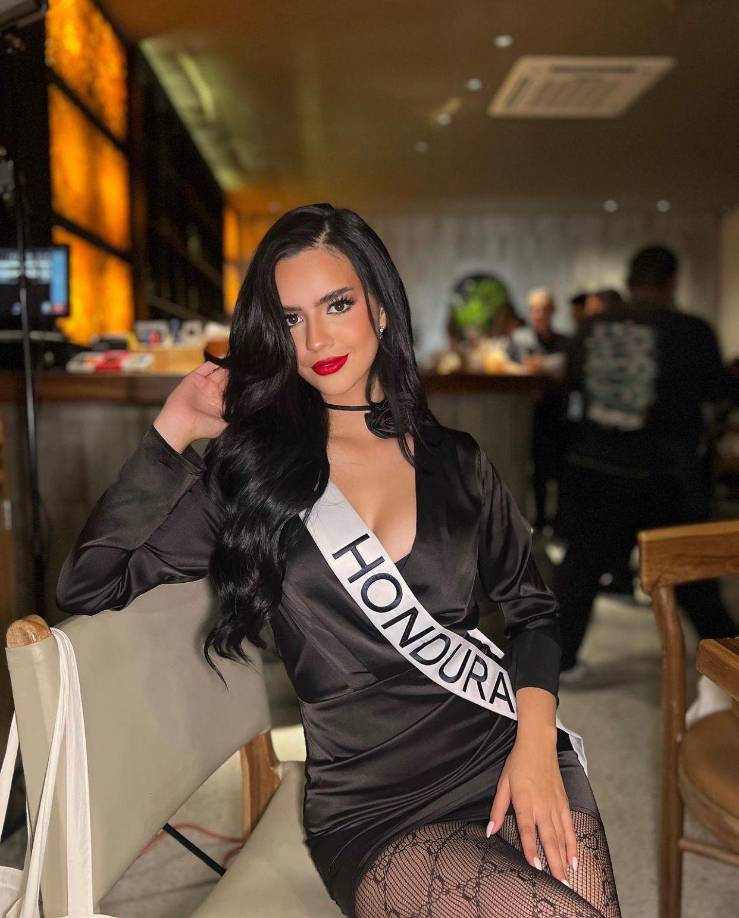 Desde su salida de Honduras a El Savador, Zu ha sabido mantener un estilo de impacto y fresco, de hecho, es catalogada uno de los mejores y bellos rostros de esta edición del Miss Universo. ¡Su rostro parece de porcelana!.