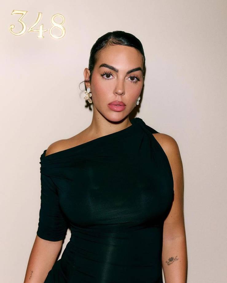 La empresaria cambió rápidamente su primer estilismo por otro mucho más elegante.