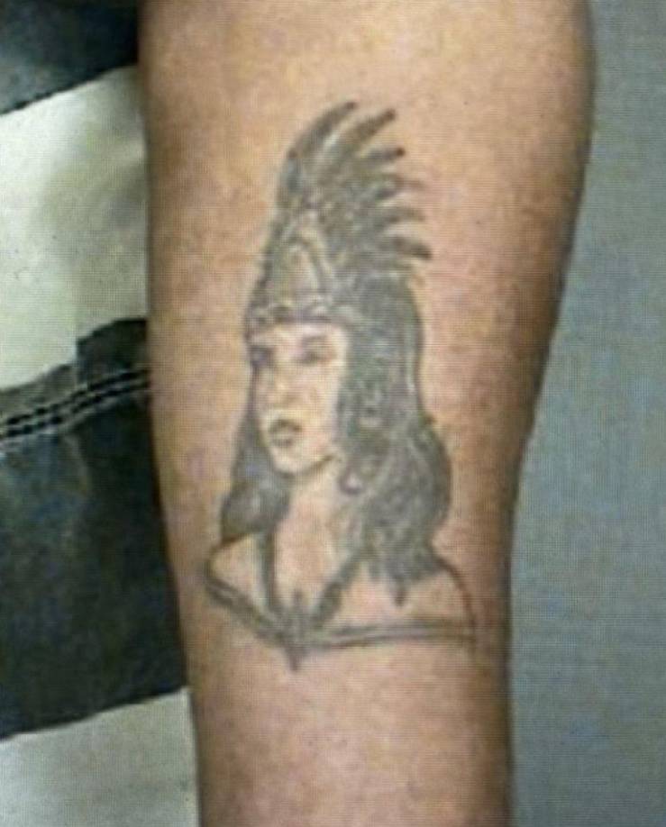 El hombre llegó hasta la casa y empezó a disparar. La esposa de García, Sonia Argentina Guzmán, de 25 años, estaba en la puerta delantera y fue la primera en morir. (En foto un tatuaje de Oropesa)