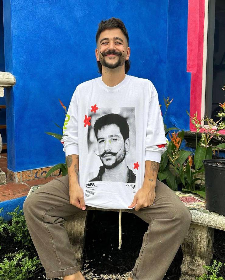 El fan de Camilo le preguntó si él quisiera hacer una canción con el grupo RBD, a lo que Camilo le contestó con una experiencia en su adolescencia cuando estaba de moda la popular telenovela mexicana.