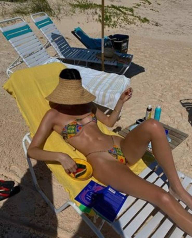 La modelo se mostró bronceándose en la playa y aprovechó para presumir su espectacular figura.
