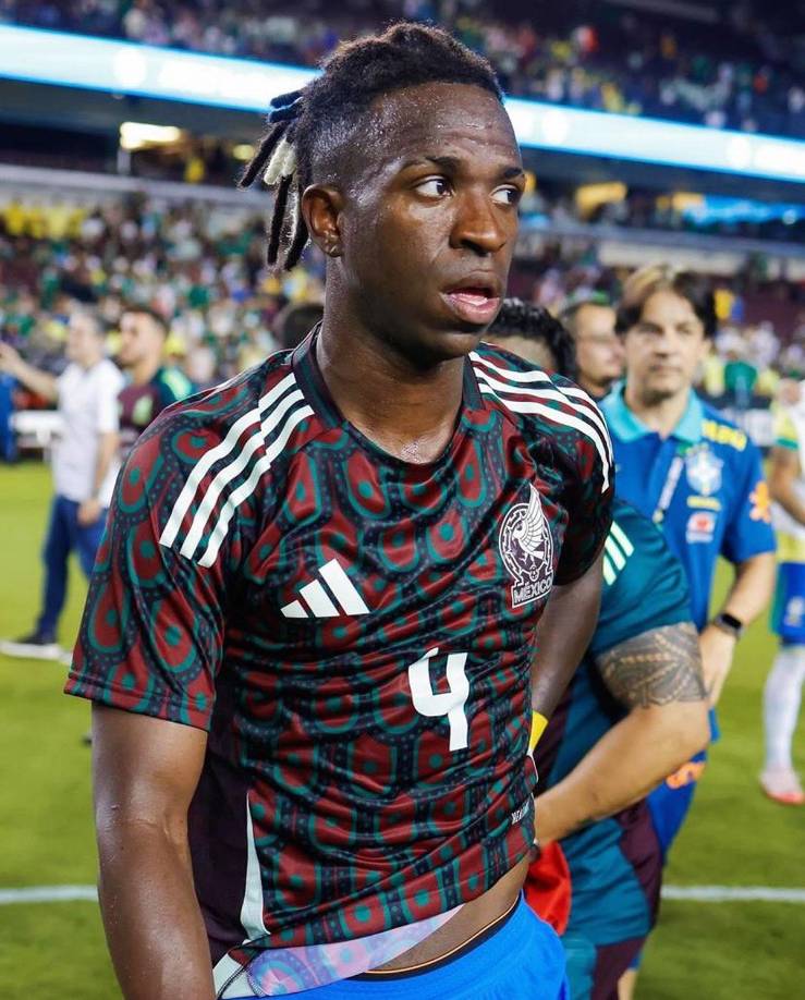 ¿SE LO IMAGINAN? Vinicius cambió su camiseta por la de un mexicano al final del partido en Texas y el brasileño no dudó en ponérsela.