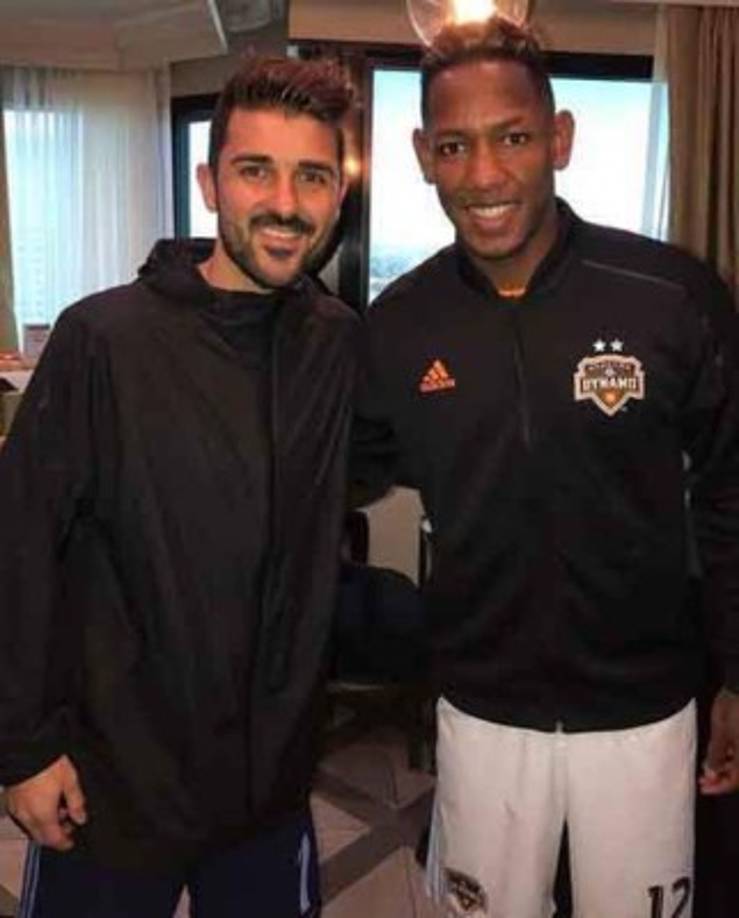 El delantero catracho Romell Quioto junto al delantero español David Villa.