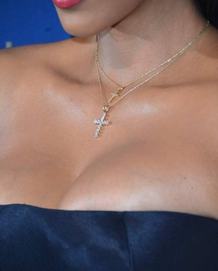 De su look llamó la atención dos cadenas con cruces pequeñas.