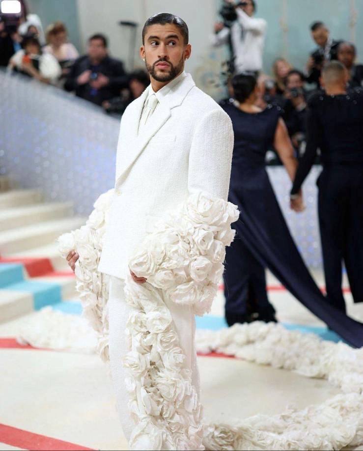 Y en este año, Bad Bunny volvió a ser portada de varios medios del espectáculo, tras llegar vestido de un largo atuendo blanco decorado con rosas a la Meet Gala junto a Kendall Jenner.