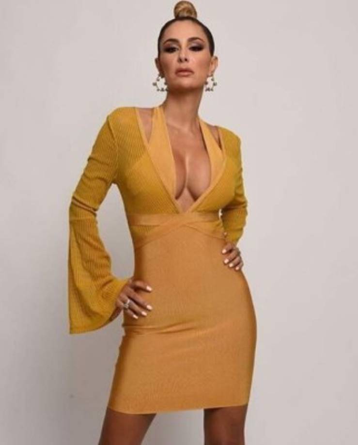 Ninel comenzó su carrera artística en 1995 tras haber ganado el concurso Señorita Estado de México. Estudió teatro y expresión corporal en el Centro de Arte y Teatro Emilia Carranza, posteriormente cursó actuación y clases de canto con Sergio Jiménez.