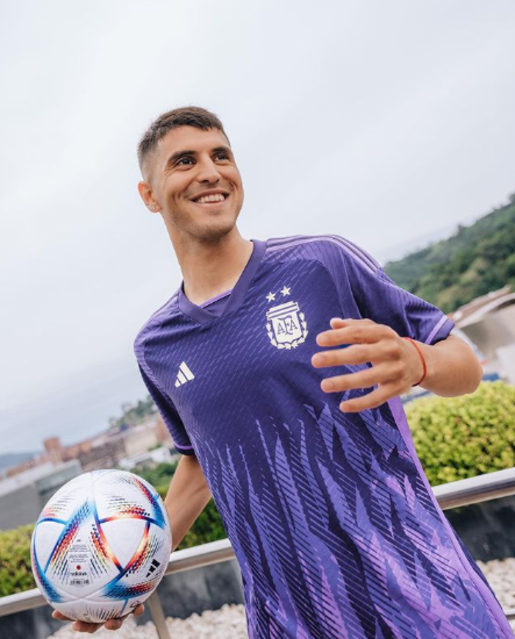 “Hay que destacar que como jugador la rompe y cuesta mucho trabajo humano y físico llegar a donde llegó. Dejen que cada quien viva su vida íntima tranquilo. Estar loco no es malo, ser hipócrita y mentiroso, sí”, reflexionó.