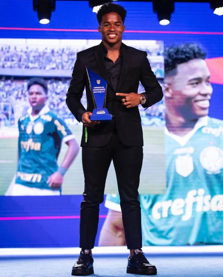 El diario Marca publicó información de Íñigo Salaverria, creador de contenido relacionado con relojería de lujo y cuya cuenta en redes sociales es @__salanova__, explicando cómo es el reloj que llevó Endrick en su muñeca izquierda en su boda y de la que muchos aficionados han hecho referencia en los últimos días.