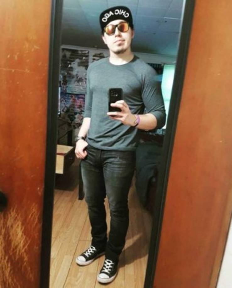 El reporte policial indica que la pareja comenzó a discutir durante el concierto por lo que decidieron marcharse y que en el camino a la casa de la joven, Clark se detuvo para atacar a la joven con un cuchillo.