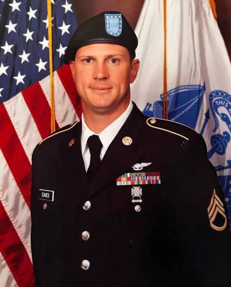 Andrew Eaves, ha sido confirmado como el piloto que pilota el helicóptero Black Hawk del ejército estadounidense. 