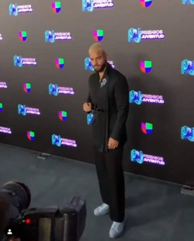 El cantante colombiano Maluma desató la locura entre las asistentes a su llegada.