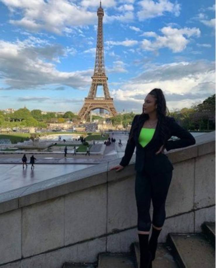 O´neill comparte detalles de su vida, como viajes. Aquí, en París.