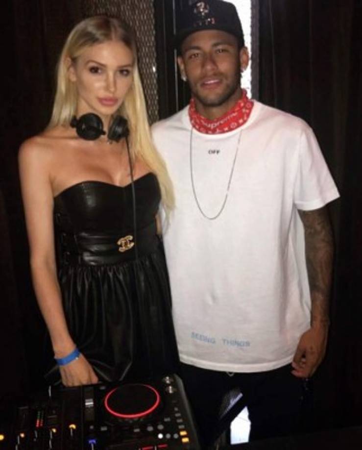 Casey presumió en redes sociales esta imagen con el crack brasileño Neymar.