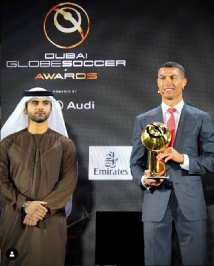 Cristiano Ronaldo muy sonriente al momento de recoger el premio al Mejor Jugador del Siglo XXI.