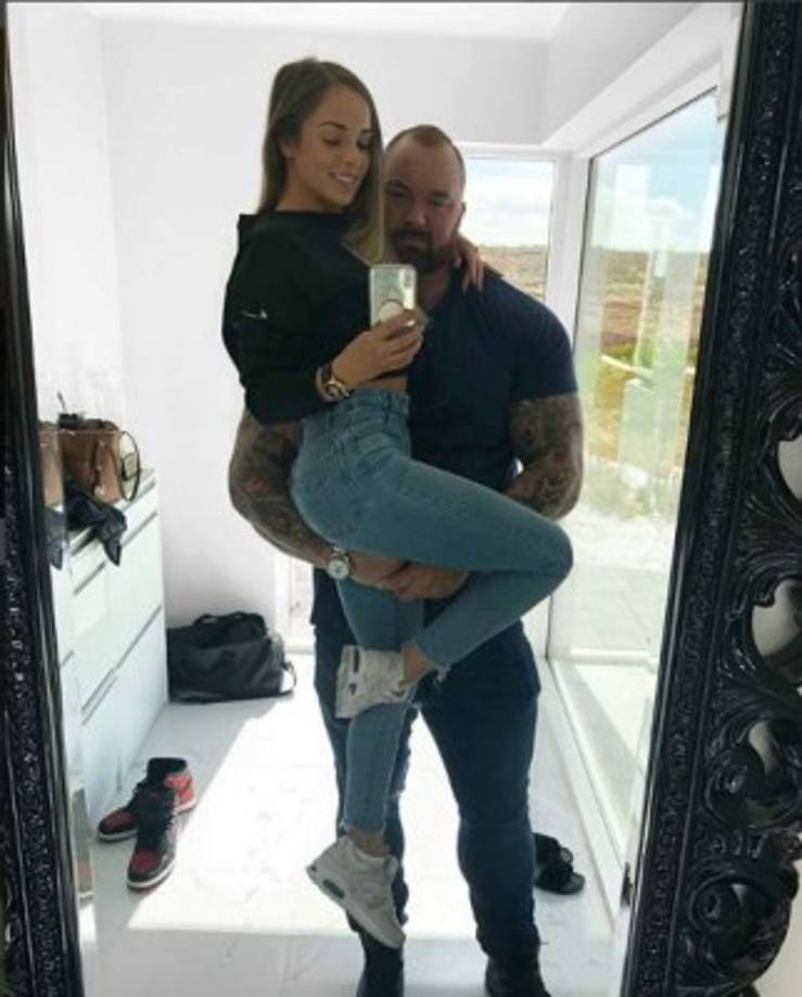 El 'flechazo' se dio cuando la joven le pidió a Björnsson que se tomara una foto con ella.