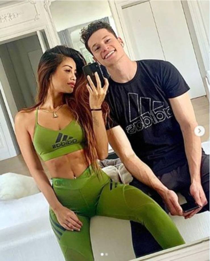 Julian Draxler, extremo alemán del PSG, durante su confinamiento en casa con su novia, la bailarina y coreógrafa Sethanie Taing.