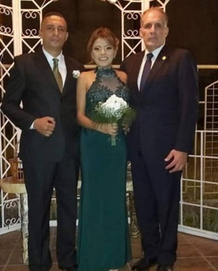 El portal Hondudiario aseguró que Saraí y el teniente José Coello fueron casados por el alcalde de la capital, Nasry “Tito” Asfura.<br/>