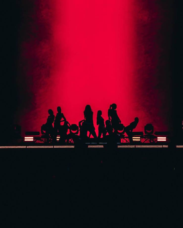 La artista argentina desató la locura entre sus fans con sus imponentes coregrafías y sensual voz que la caracteriza. Su equipo de bailarines lo dio todo en el escenario, haciéndola vibrar más alto y apoderarse del momento con una fuerza increíble. Cazzu lució muy segura y hermosa de principio a fin. 