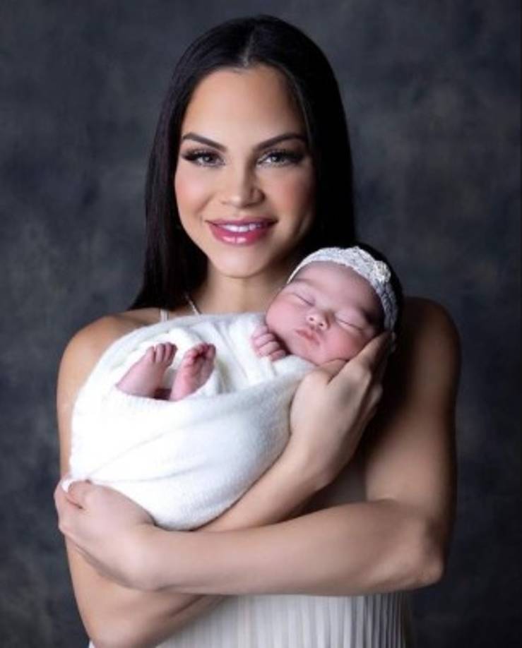 En los últimos días la pareja ha presumido sus felices momentos a lado de su pequeña hija Vida Isabelle, y de los otros hijos del puertorriqueño. Pero lo que ha llamado la atención de los fans de Natti es que la cantante luce súper delgada a tan solo unos días de su alumbramiento.