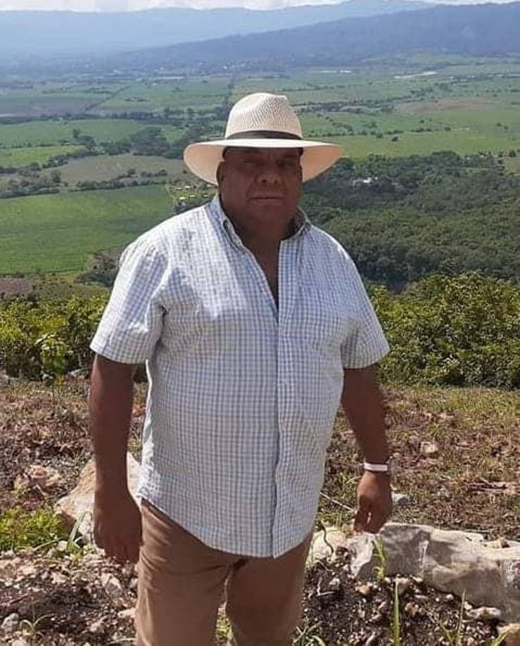 Borjas se encontraba departiendo con un grupo de unos seis hombres y mientras estaba sentado un banca en el patio trasero de la vivienda.