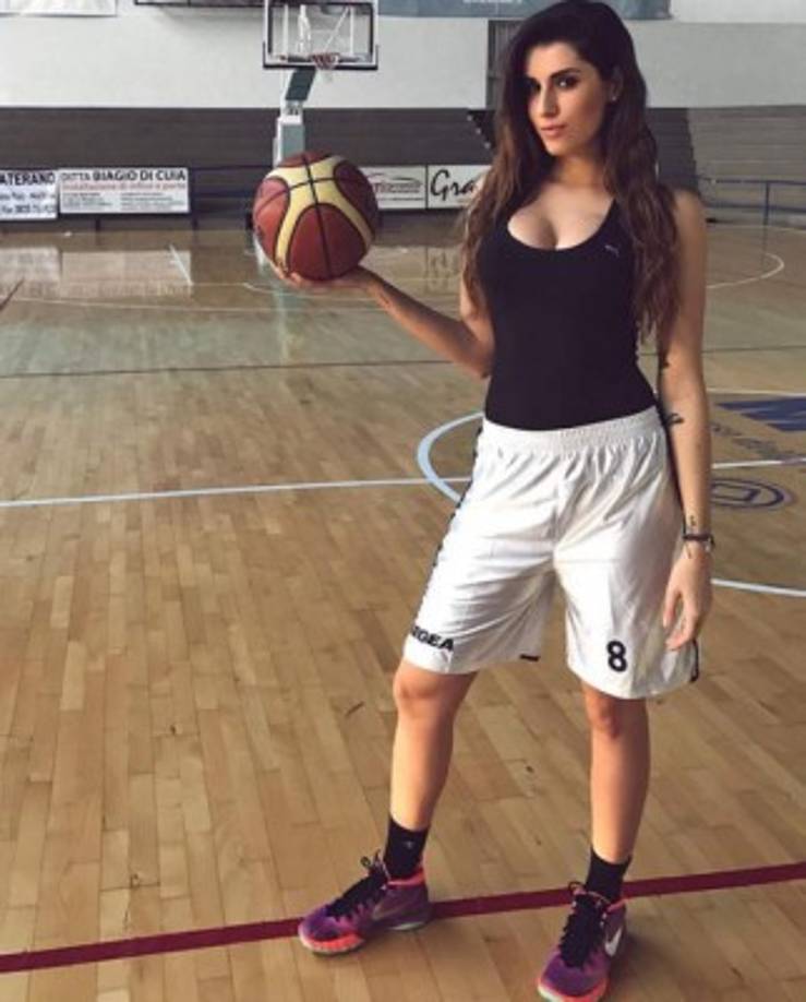 Como presentadora ha dirigido los programas deportivos 'Sotto canestro' o 'SI Basket', entre otros.