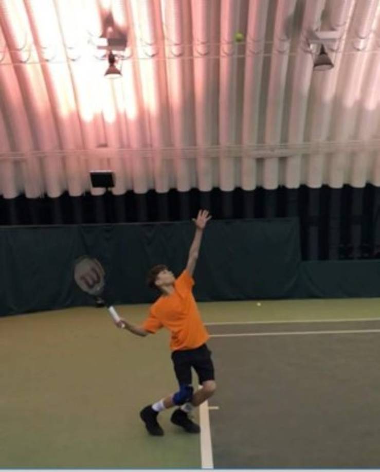 El joven ha demostrado una afinidad muy estrecha con los deportes: tenis, básquetbol y fútbol.