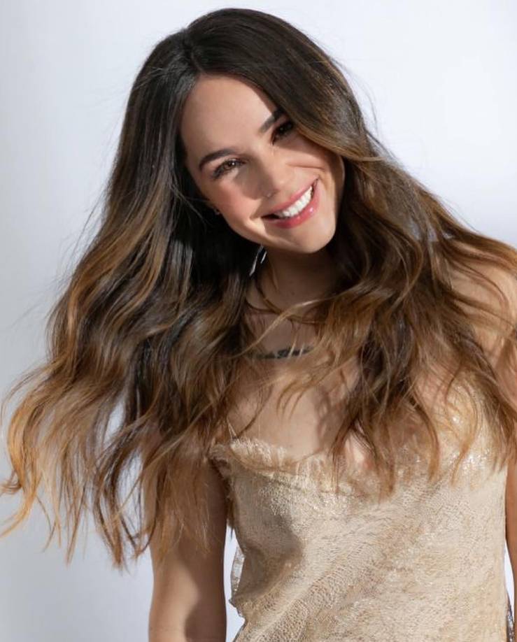 La famosa también dio detalles del tipo de procedimiento al que se sometió que ayuda con los duelos. “La terapia EMDR (Eye Movemente Desensitization and Reprocessing) es un método de psicoterapia que ayuda a las personas a procesar recuerdos traumáticos y emociones desagradables”, se lee en otra historia. “Se basa en el movimiento ocular para ayudar a las personas a resignificar sus recuerdos traumáticos y superarlos”. 