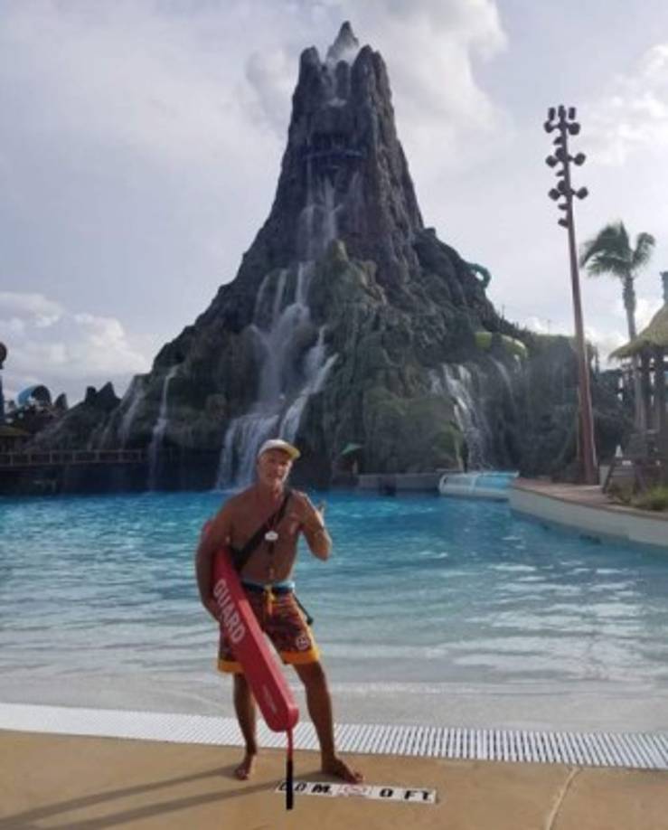 'Disfrutando esta nueva etapa, que me hace valorar que un segundo nos puede cambiar la vida. Estoy orgulloso de tomarme este tiempo para regresar algo de lo que la gente me ha dado y estoy completamente agradecido por esta oportunidad de aprender algo nuevo en mi vida dejando atrás los egos y muchas banalidades, que nos pueden impedir disfrutar la vida', escribió el actor de 54 años.