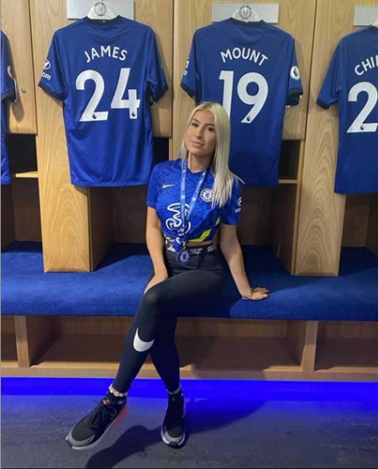 “Hablando de la conferencia de prensa, estuve nerviosa todo el tiempo. A Elle se le permitió llevar un ataúd al escenario, el día después de que alguien perdiera trágicamente la vida en el ring de boxeo. Entiendo que ese ida y vuelta estuvo divertido, puedo tomar eso, pero eso es algo sobre lo que no se bromea. Así que traer un ataúd al escenario es repugnante”, comentó Astrid Wett sobre ese día.