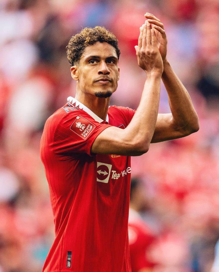 El futuro de Raphael Varane en el Manchester United aún es incierto. El defensor habría rechazado una oferta del Al Ittihad, club de Karim Benzema en Arabia Saudita.