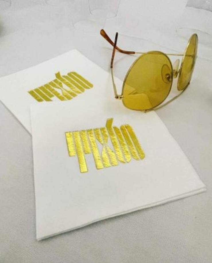 Invitados como el rapero Trap Beckham, la cantante Erykah Badu y el mánager TJ Chapman mostraron en sus redes sociales instantáneas del menú, el ambiente y la decoración, con acreditaciones y servilletas grabadas para la ocasión con la insignia 44x60 (44 por el número del expresidente y 60 por su edad) en dorado.