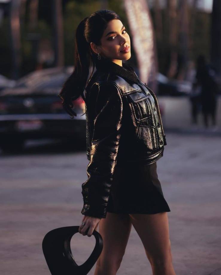 La joven cantante con su inconfundible estilo y su talento innato, Kenia Os continúa demostrando por qué es una de las estrellas emergentes más destacadas del pop, ya que a sus 24 años, ha acumulado millones de seguidores de todo el mundo y ha dejado su huella en la industria musical. 