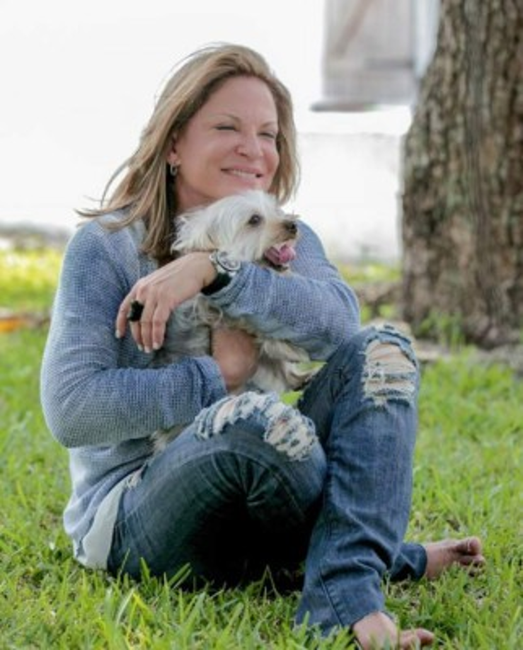 Ana María Polo González nació en La Habana, el 11 de abril de 1959. Es una abogada, cantante y presentadora de televisión con un doctorado en Derecho.