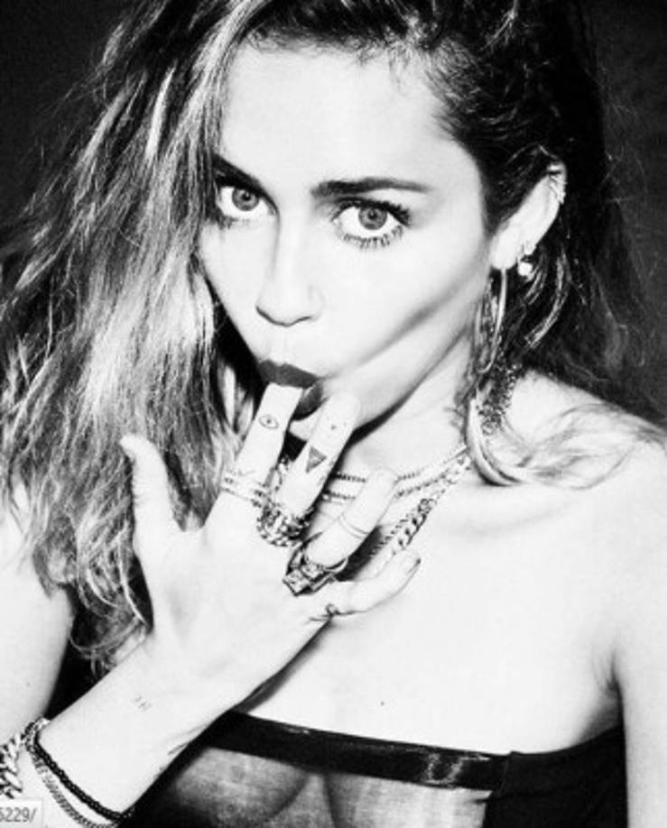 La joven artista nació en Nashville, Tennessee, Estados Unidos y se crió en una granja y su inclinación artística no tardaría en aparecer, especialmente, por instigación de su padre, Billy Ray Cyrus, un conocido cantante de música country vinculado con el mundo de la música.