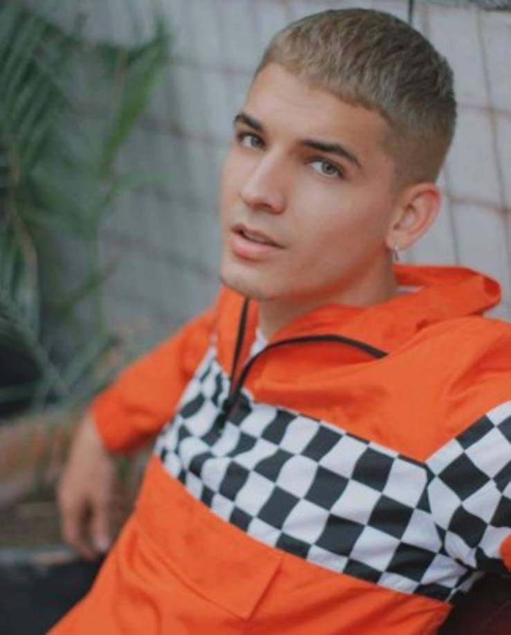 Fabio Andrés Legarda - Febrero 7 de 2019<br/>Edad 29 años<br/>Causa de muerte: Bala perdida<br/><br/>Estar en el momento equivocado durante un asalto en Medellín terminó con la vida del cantante de reggaeton. Según informaron los medios colombianos, el cantante iba en su automóvil cuando se encontró, sin buscarlo, en medio de un tiroteo y una bala le impactó en el cráneo. <br/><br/>La estrella era <a href='https://www.laprensa.hn/fotogalerias/farandula/1280381-411/luisa-fernanda-w-la-viuda-novia-fabio-legarda' style='color:red;text-decoration:underline' target='_blank'> novio de otra famosa colombiana, Luis Fernanda W. </a><br/><br/>