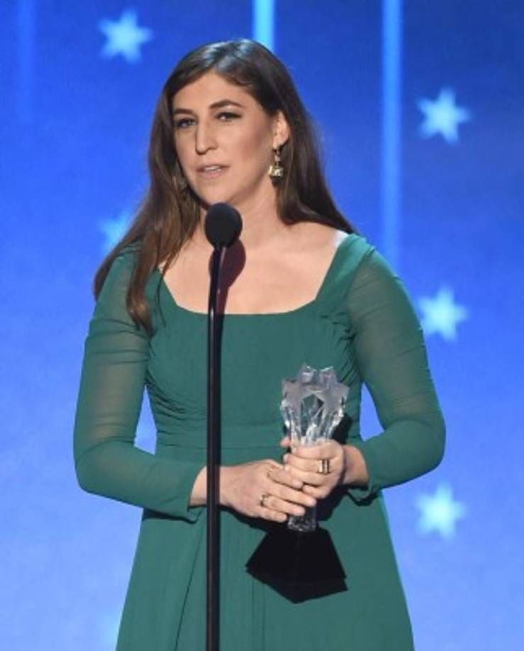 Mejor actriz de reparto en una comedia: Mayim Bialik- The Big Bang Theory – CBS.