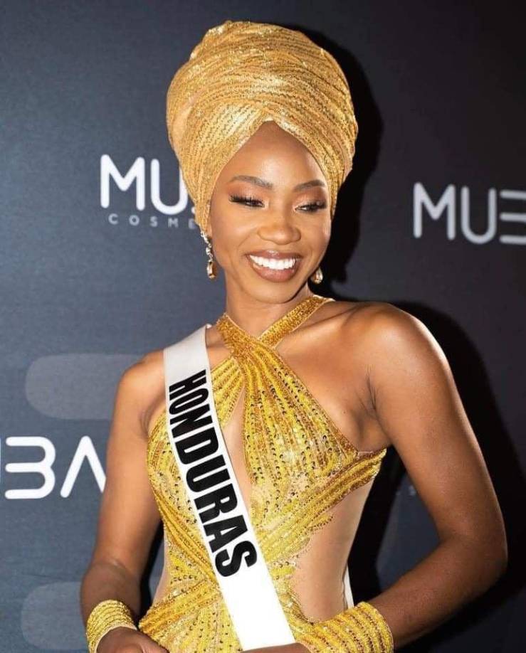 Pero la sorpresa fue en su vestido de noche, un vestido dorado diseñado por el famoso filipino Louis Pangilinan. 