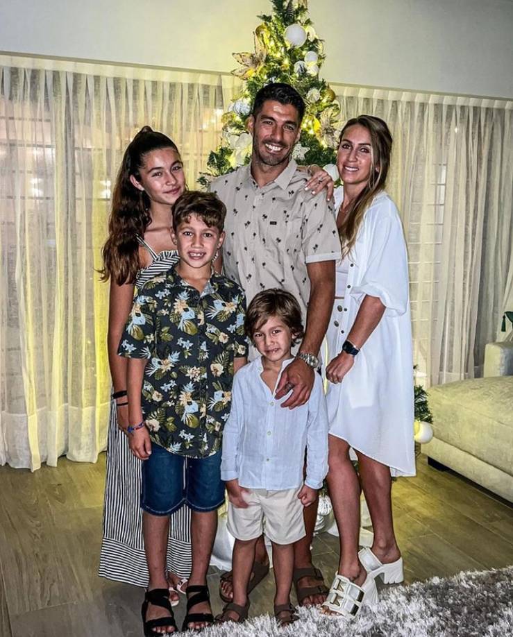 Luis Suárez, recientemente fichado por el Gremio de Brasil, junto a su esposa Sofía Balbi y sus hijos.